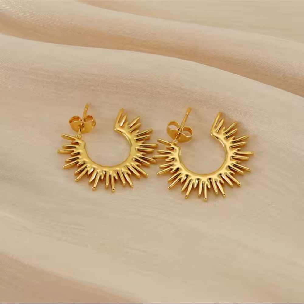Sunburst Hoop Earrings 18K Gold
Tarnish Resistant Stainless Steel